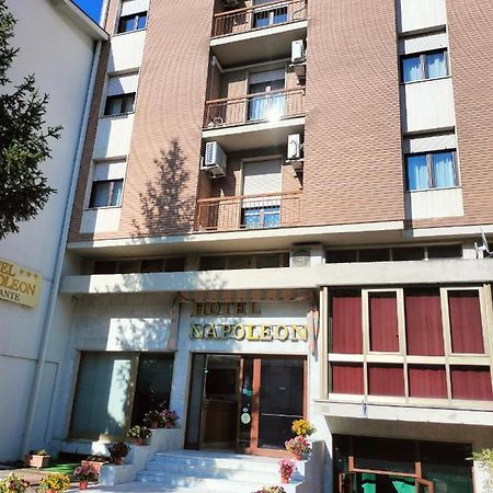 Hotel Napoleon 蓬特雷莫利 外观 照片