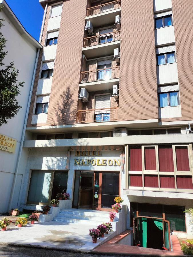 Hotel Napoleon 蓬特雷莫利 外观 照片