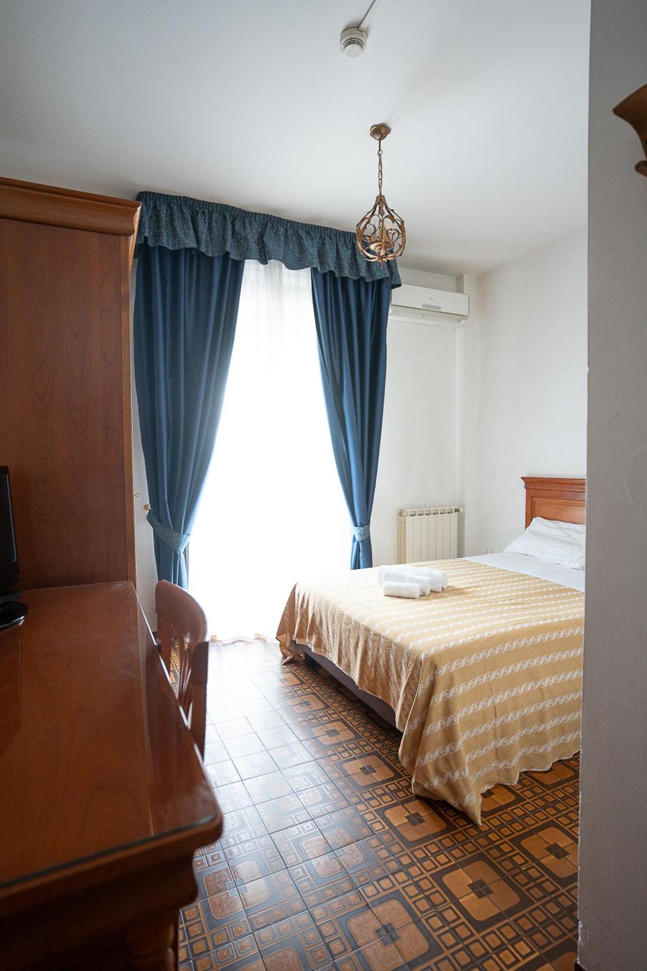 Hotel Napoleon 蓬特雷莫利 外观 照片